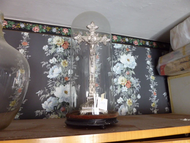 Kruisbeeld onder stolp - afbeelding 1 van  2