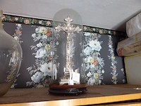 Kruisbeeld onder stolp - afbeelding 1 van  2