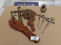 Kruisjes en beeldjes - afbeelding 2 van  7