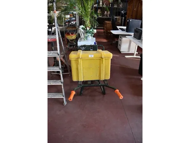 Kruiwagen, gele pvc koffer met gerief (2,3) - afbeelding 1 van  7