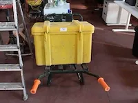 Kruiwagen, gele pvc koffer met gerief (2,3) - afbeelding 1 van  7