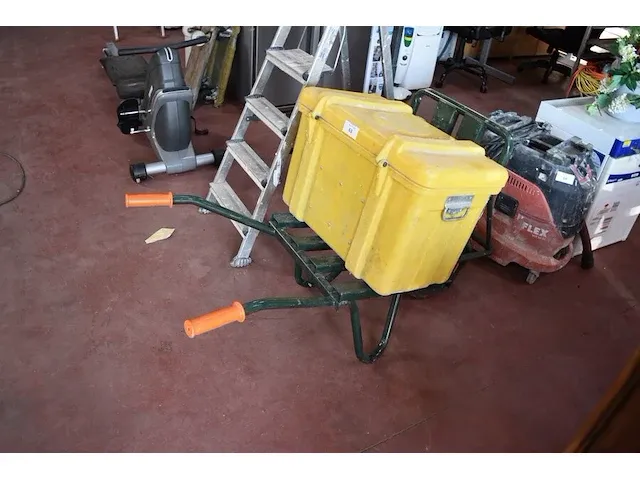 Kruiwagen, gele pvc koffer met gerief (2,3) - afbeelding 3 van  7