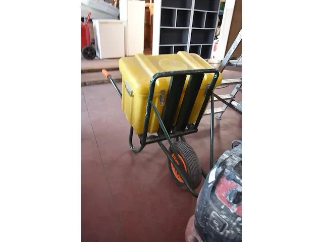 Kruiwagen, gele pvc koffer met gerief (2,3) - afbeelding 5 van  7