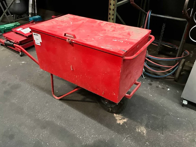 Kruiwagen met gesloten koffer - afbeelding 2 van  3