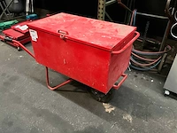 Kruiwagen met gesloten koffer - afbeelding 2 van  3