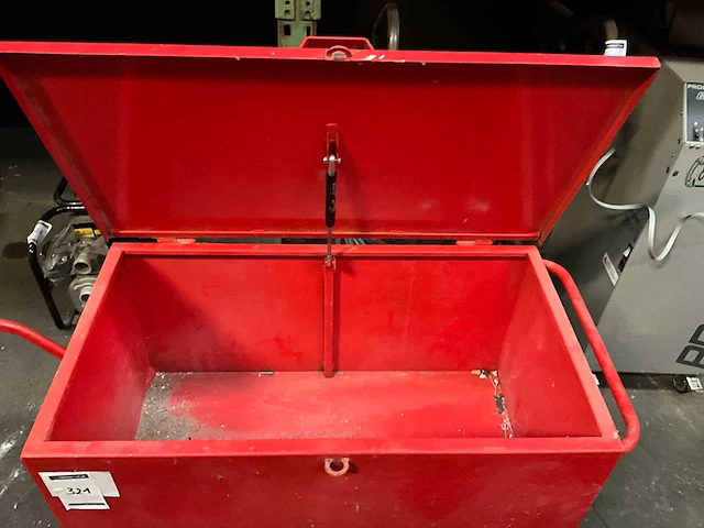 Kruiwagen met gesloten koffer - afbeelding 3 van  3