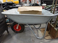Kruiwagen samen met metalen steekwagen - afbeelding 2 van  3