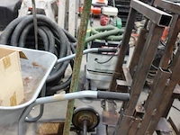 Kruiwagen samen met metalen steekwagen - afbeelding 3 van  3