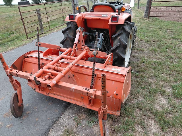 Kubota b17 vierwielaangedreven minitractor met grondfrees - afbeelding 15 van  20