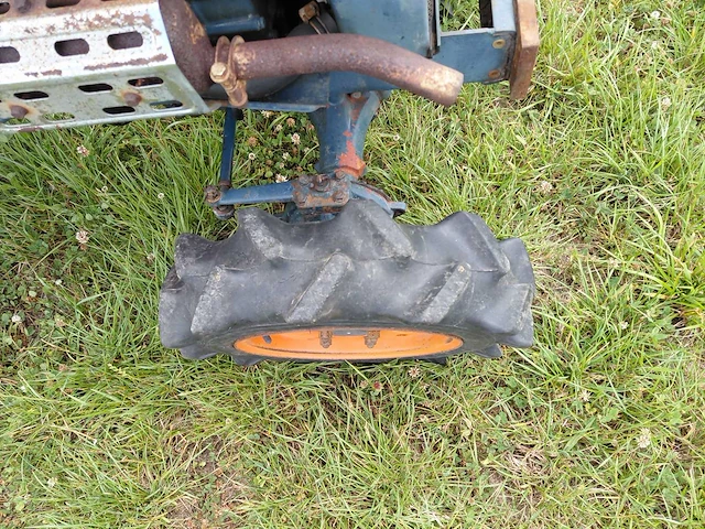 Kubota b6000 vierwielaangedreven minitractor met grondfrees - afbeelding 2 van  16