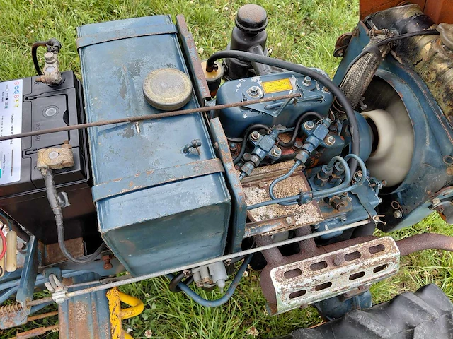 Kubota b6000 vierwielaangedreven minitractor met grondfrees - afbeelding 3 van  16