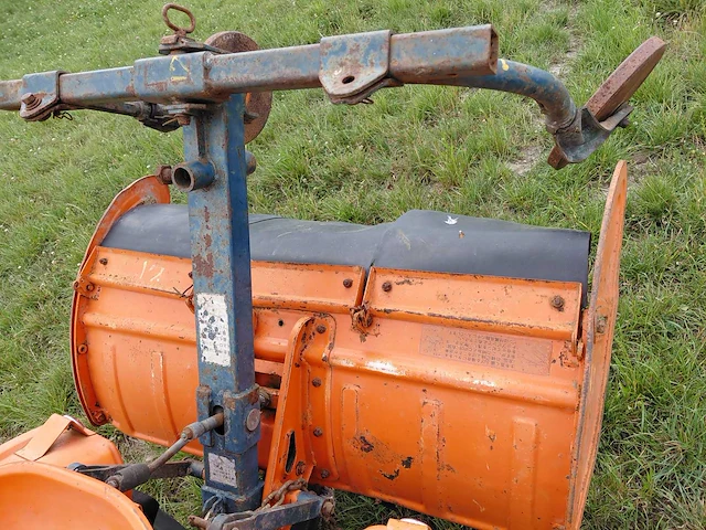 Kubota b6000 vierwielaangedreven minitractor met grondfrees - afbeelding 5 van  16