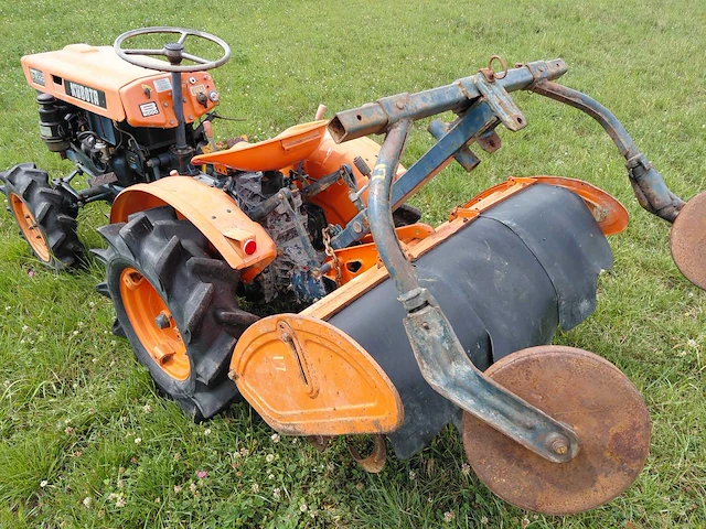 Kubota b6000 vierwielaangedreven minitractor met grondfrees - afbeelding 12 van  16
