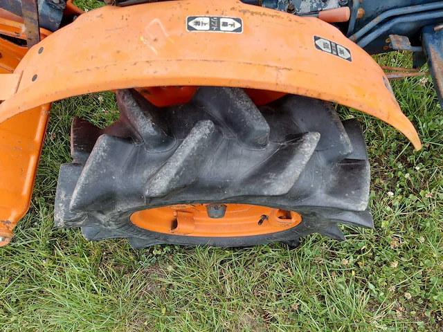 Kubota b6000 vierwielaangedreven minitractor met grondfrees - afbeelding 14 van  16