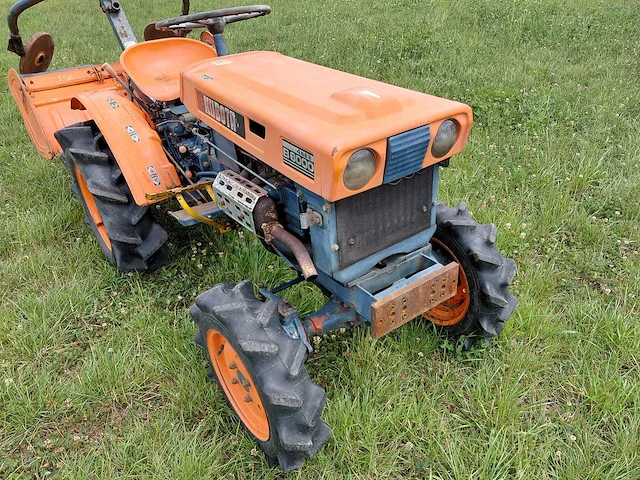 Kubota b6000 vierwielaangedreven minitractor met grondfrees - afbeelding 9 van  16