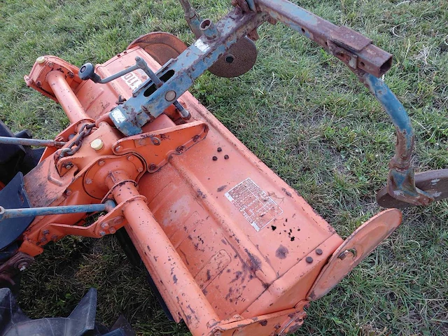 Kubota b7001 vierwielaangedreven minitractor met grondfrees - afbeelding 9 van  19