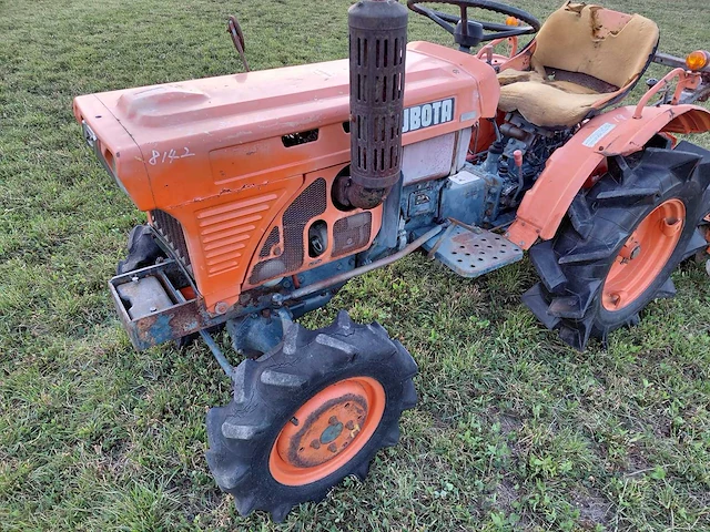 Kubota b7001 vierwielaangedreven minitractor met grondfrees - afbeelding 13 van  19