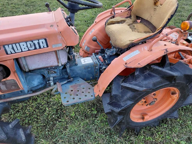 Kubota b7001 vierwielaangedreven minitractor met grondfrees - afbeelding 17 van  19
