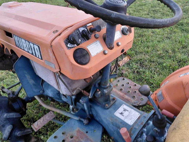 Kubota b7001 vierwielaangedreven minitractor met grondfrees - afbeelding 18 van  19