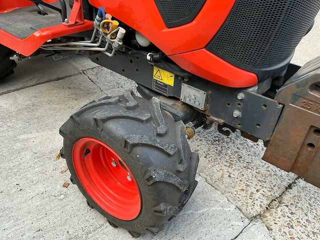 Kubota bx261 minitractor 4x4 met frees en klepelmaaier - afbeelding 3 van  30