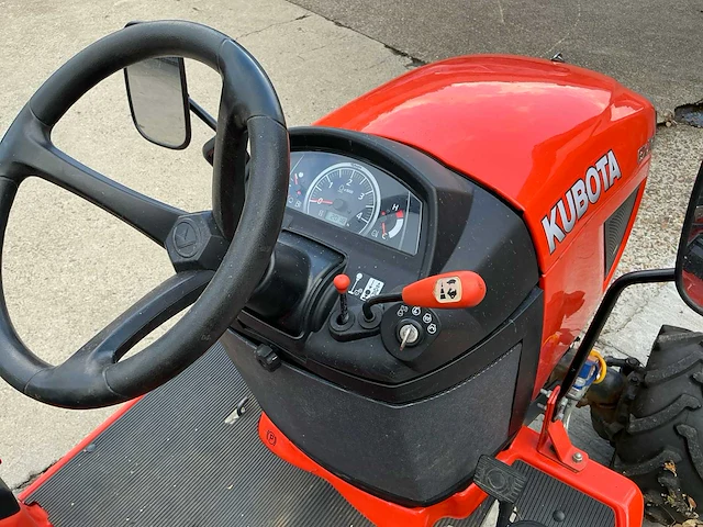 Kubota bx261 minitractor 4x4 met frees en klepelmaaier - afbeelding 6 van  30