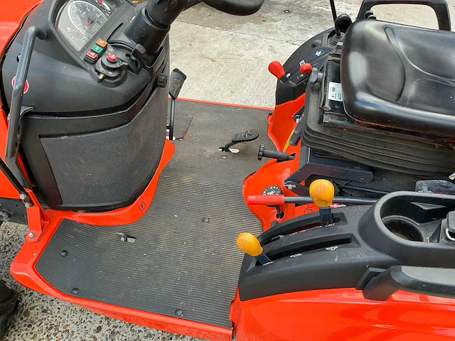 Kubota bx261 minitractor 4x4 met frees en klepelmaaier - afbeelding 9 van  30