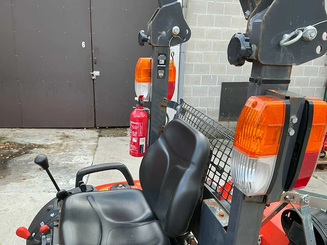 Kubota bx261 minitractor 4x4 met frees en klepelmaaier - afbeelding 10 van  30