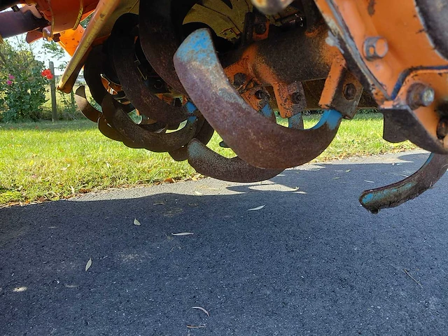 Kubota l1-18 vierwielaangedreven minitractor met grondfrees - afbeelding 10 van  18