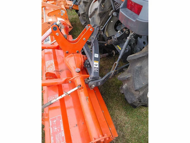 Kubota t240 vierwielaangedreven minitractor met grondfrees - afbeelding 4 van  15