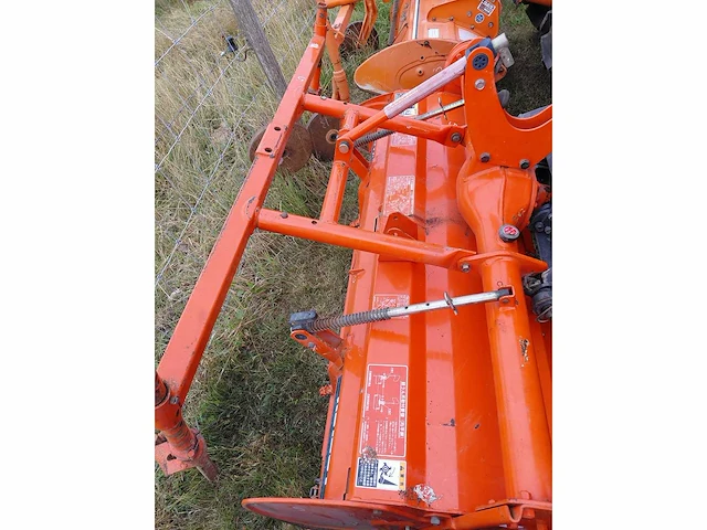 Kubota t240 vierwielaangedreven minitractor met grondfrees - afbeelding 6 van  15