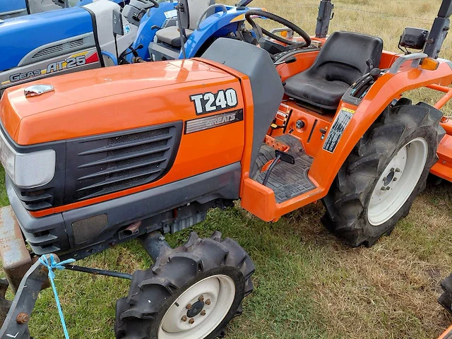 Kubota t240 vierwielaangedreven minitractor met grondfrees - afbeelding 1 van  15