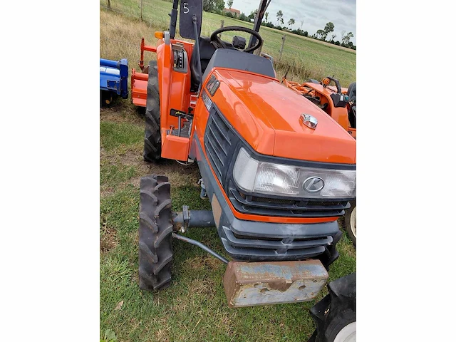 Kubota t240 vierwielaangedreven minitractor met grondfrees - afbeelding 8 van  15