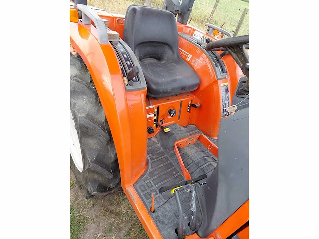 Kubota t240 vierwielaangedreven minitractor met grondfrees - afbeelding 9 van  15