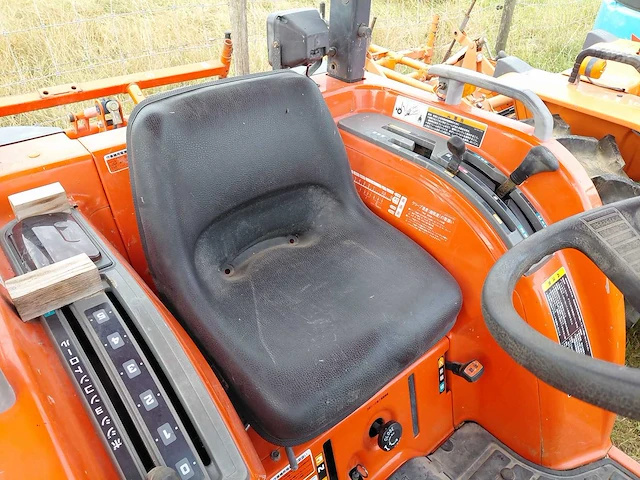 Kubota t240 vierwielaangedreven minitractor met grondfrees - afbeelding 11 van  15