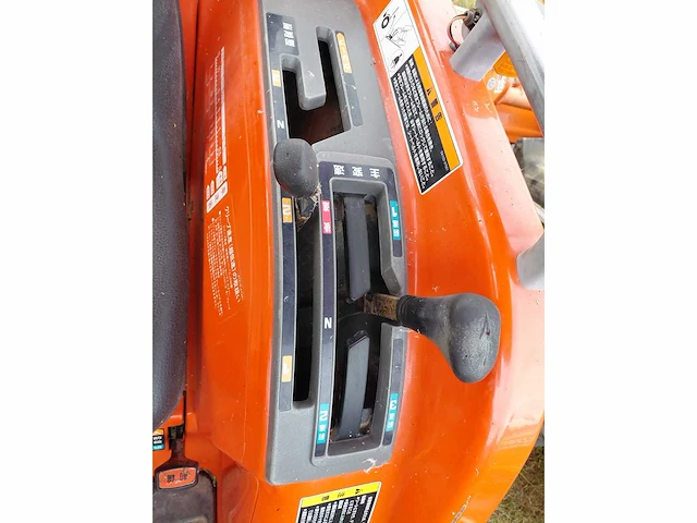 Kubota t240 vierwielaangedreven minitractor met grondfrees - afbeelding 13 van  15