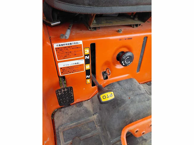 Kubota t240 vierwielaangedreven minitractor met grondfrees - afbeelding 14 van  15