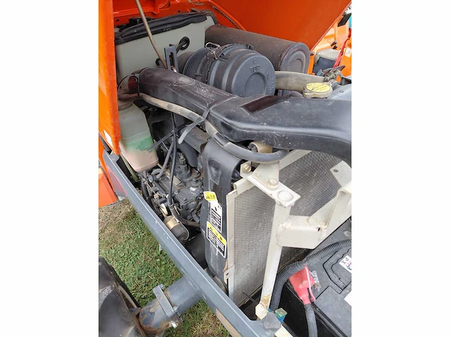 Kubota t240 vierwielaangedreven minitractor met grondfrees - afbeelding 2 van  15