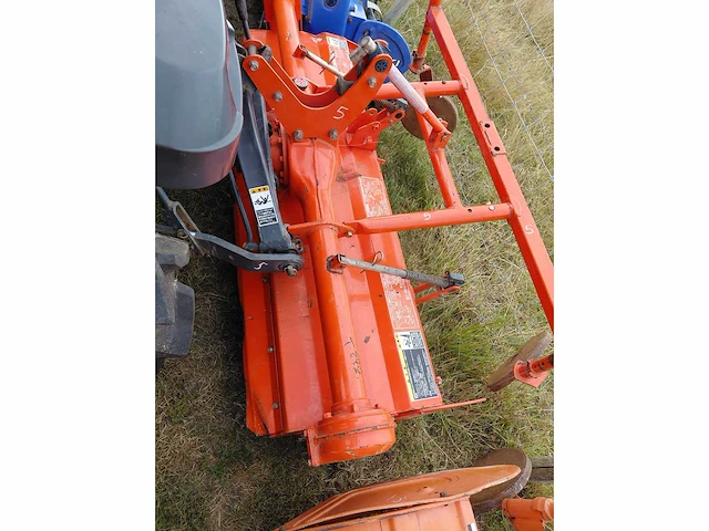 Kubota t240 vierwielaangedreven minitractor met grondfrees - afbeelding 5 van  15