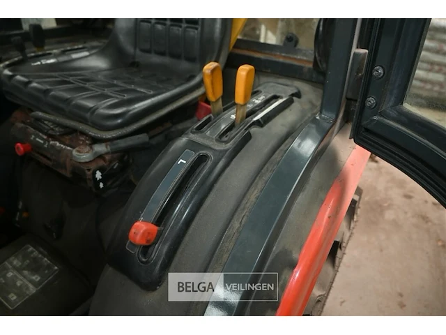 Kubota tractor met schaaf en strooier - afbeelding 2 van  22