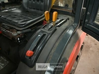 Kubota tractor met schaaf en strooier - afbeelding 2 van  22