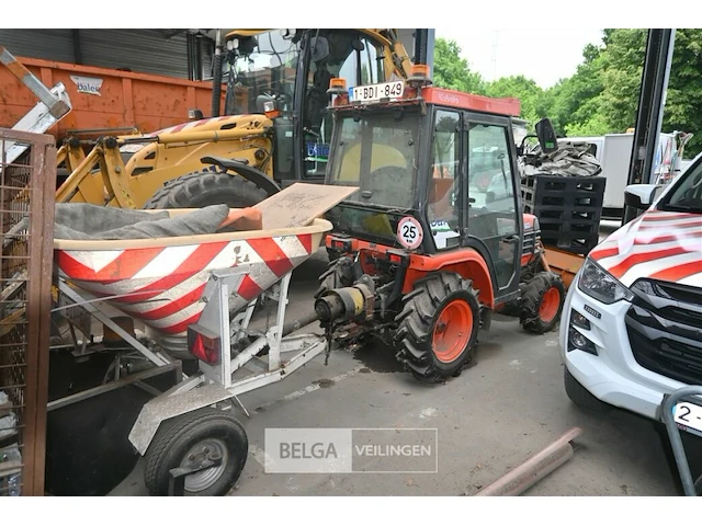 Kubota tractor met schaaf en strooier - afbeelding 5 van  22