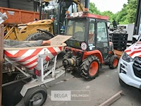 Kubota tractor met schaaf en strooier - afbeelding 5 van  22