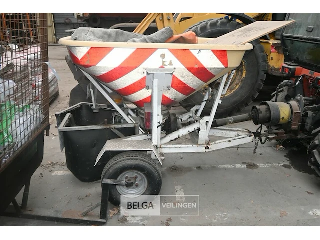 Kubota tractor met schaaf en strooier - afbeelding 8 van  22
