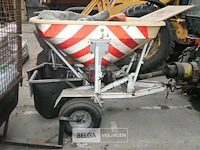 Kubota tractor met schaaf en strooier - afbeelding 8 van  22