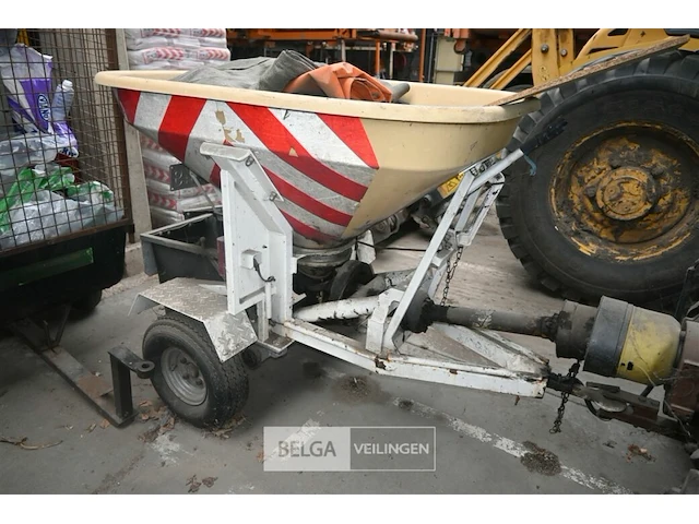 Kubota tractor met schaaf en strooier - afbeelding 9 van  22
