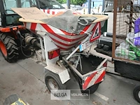 Kubota tractor met schaaf en strooier - afbeelding 11 van  22
