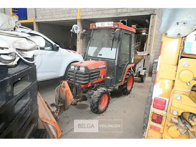 Kubota tractor met schaaf en strooier - afbeelding 1 van  22