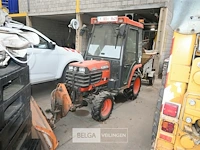 Kubota tractor met schaaf en strooier