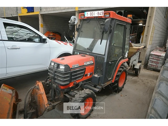 Kubota tractor met schaaf en strooier - afbeelding 13 van  22