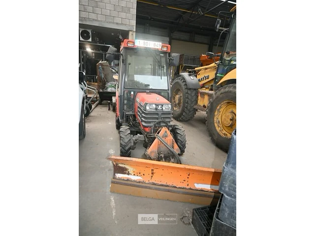 Kubota tractor met schaaf en strooier - afbeelding 12 van  22